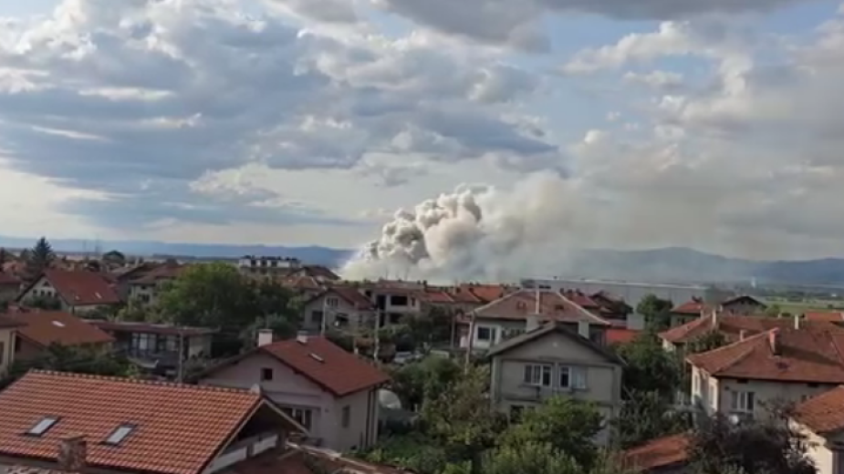 Горят скрадове за фойерверки, мъж и жена са с тежки изгаряния (ВИДЕО)