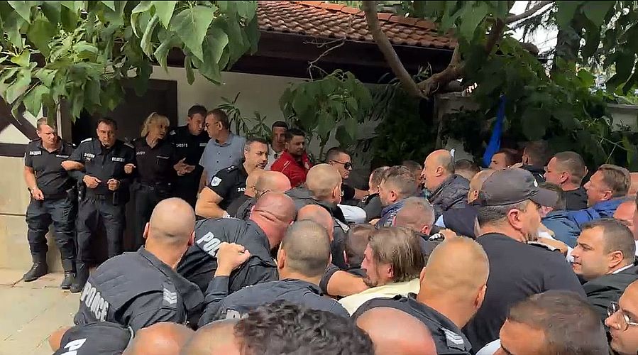 Симпатизанти на Доган в сблъсък с полицаи в "Бояна", опитаха да влязат в сараите (ВИДЕО)