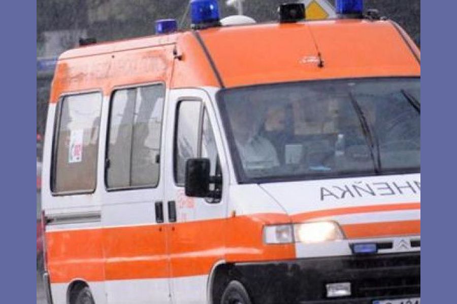 Трима души са в тежко състояние след челен сблъсък на автомобили