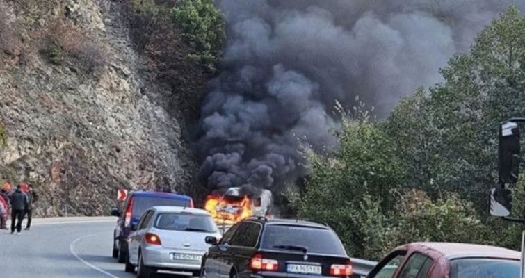 Микробус се самозапали при движение и изгоря напълно