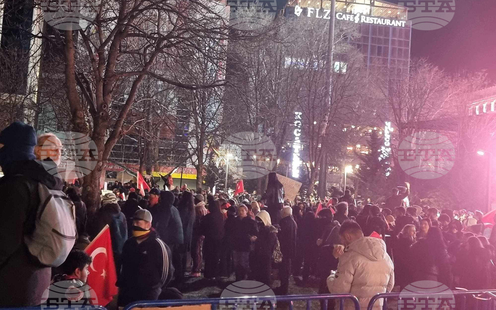 Пета нощ на ожесточени сблъсъци в Турция, 15 милиона отидоха до урните на вътрешнопартийните избори