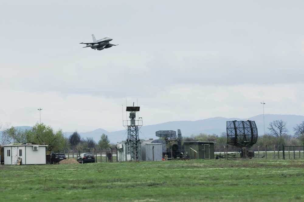 Първият български изтребител F-16 кацна на авиобаза "Граф Игнатиево"