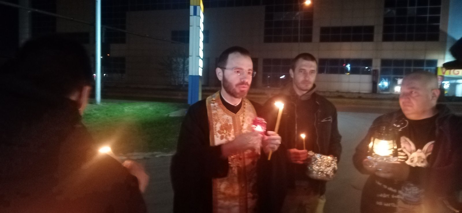 Русенци първи в страната запалиха от Благодатния огън, паднал на гроба Господен
