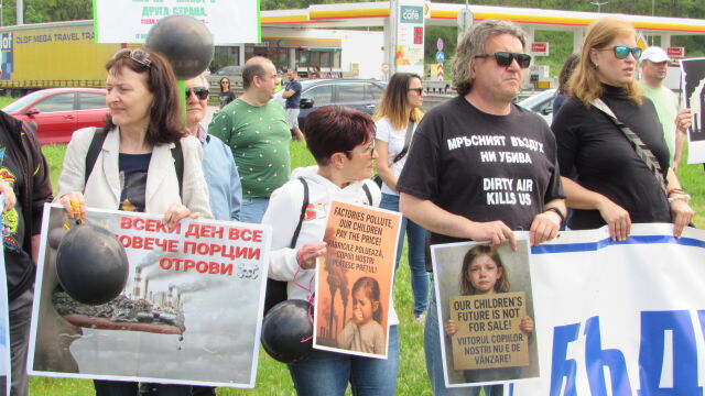 Протест за чист въздух и безопасни пътища блокира Дунав мост