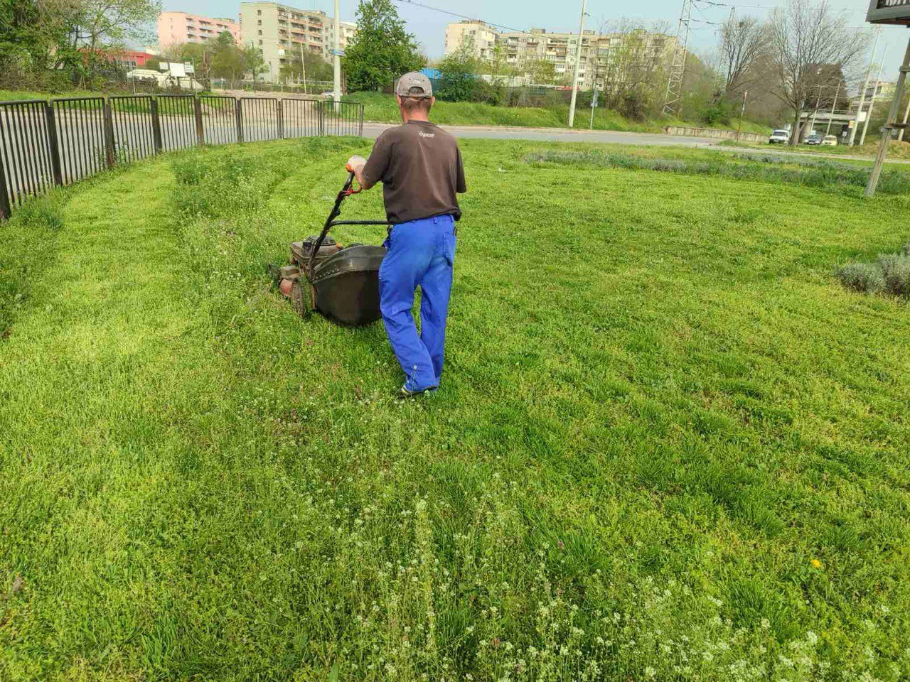 Продължава косенето на тревни площи и прилежащи части на русенски улици