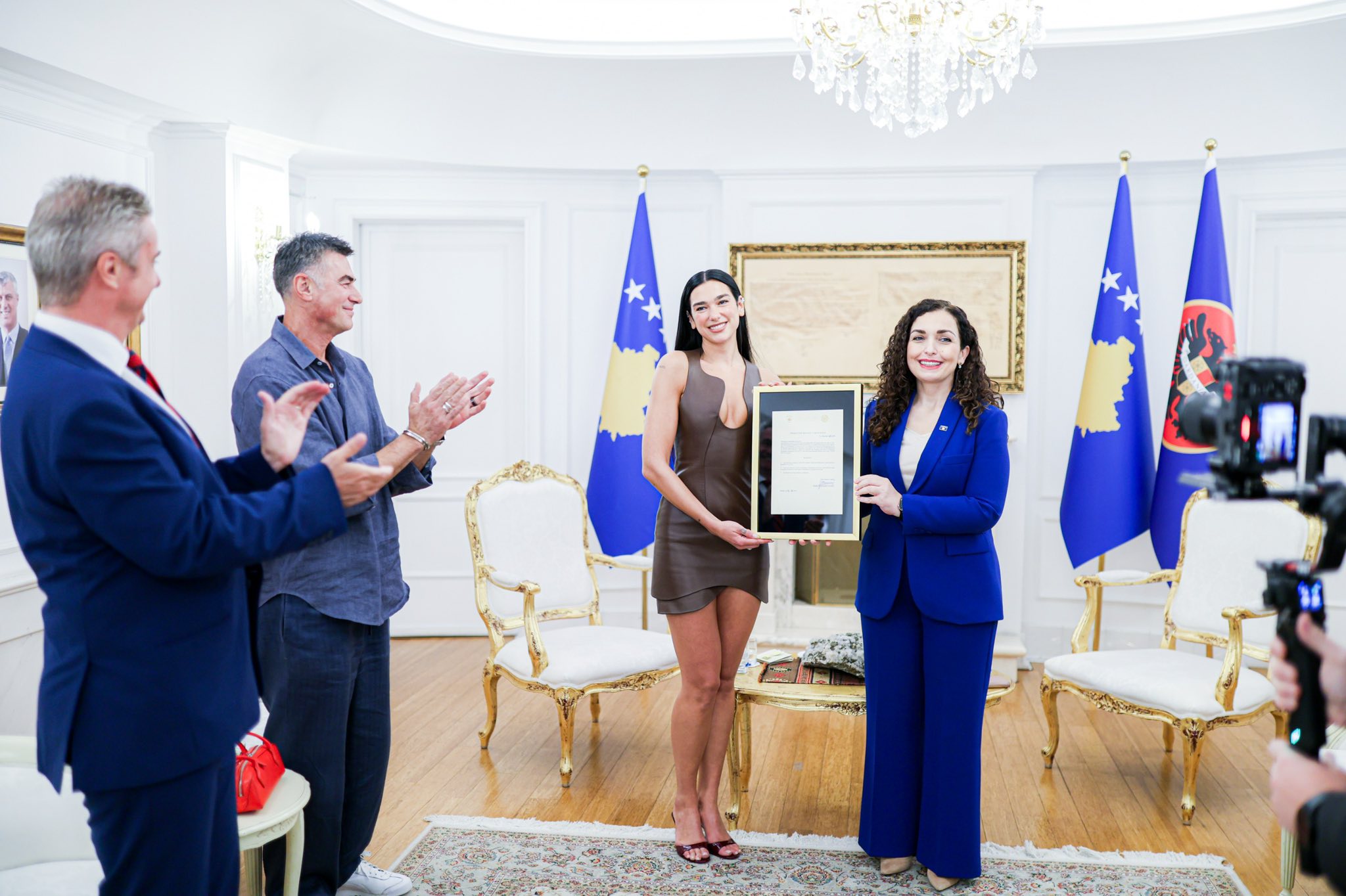 Попзвездата Дуа Липа получи косовско гражданство