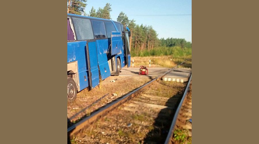 Загинал и 16 ранени след сблъсък на туристически автобус с влак