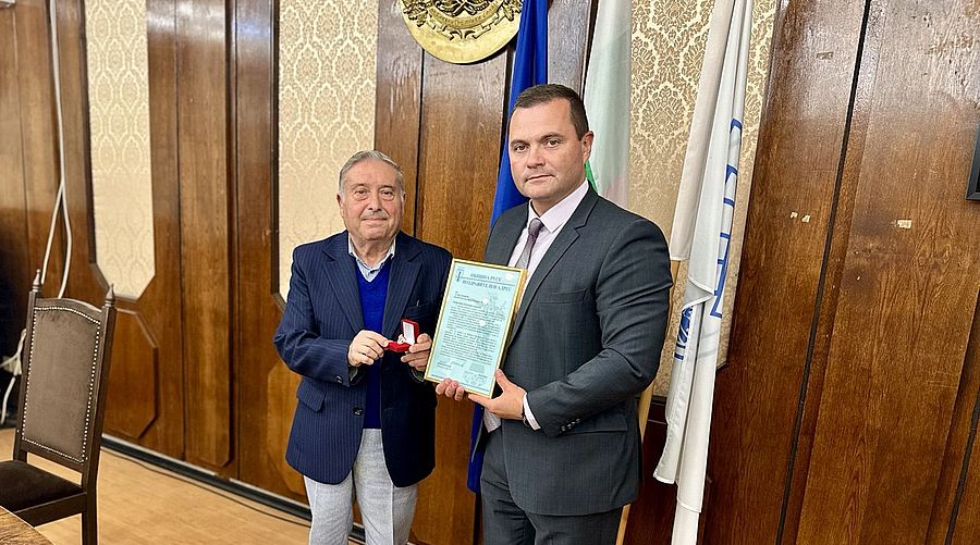 Пенчо Милков отличи Хачик Лебикян със златна значка за приноса му към културния и обществен живот на Русе
